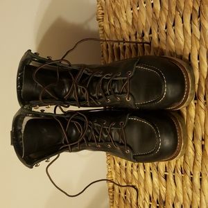 Red wing boots, reposhin only wore a few times.